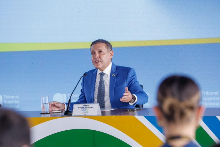Imagem relacionada à reportagem Presidente do TSE diz não ter sinais de interferência estrangeira e registra substituição de 1.121 urnas