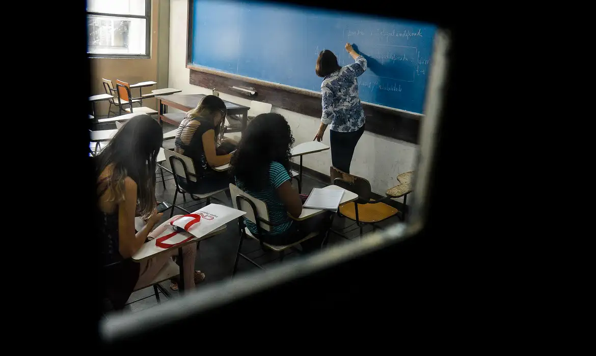 Imagem relacionada à reportagem ‘Professor virou robô’: pesquisa revela medo, autocensura e adoecimento em meio à ofensiva da extrema direita nas escolas