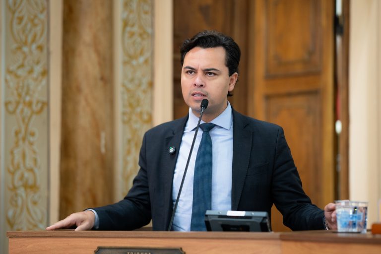 Imagem relacionada à reportagem Federações encabeçadas por PT e União lideram no Paraná