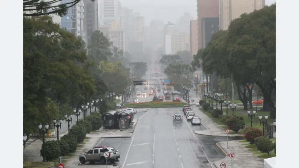 Imagem relacionada à reportagem Nova frente fria traz tempestades ao Paraná no fim de semana de eleições, prevê Simepar