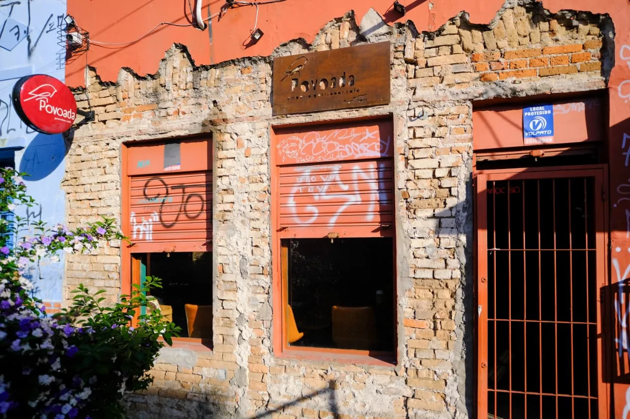 Imagem relacionada à reportagem Povoada Gastrobar reúne diversidade, cultura, bons drinques e comidas e é o local onde ‘mora o amor’