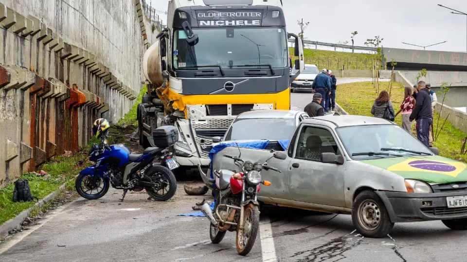 Veículos parados na alça de acesso à Linha Verde após acidente com duas mortes no Atuba