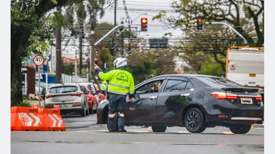 Público acompanha desfile cívico de 7 de Setembro na Avenida Cândido de Abreu em Curitiba