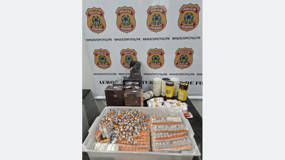 Ampolas de medicamentos e perfumes importados expostos após apreensão da Polícia Federal em Foz do Iguaçu