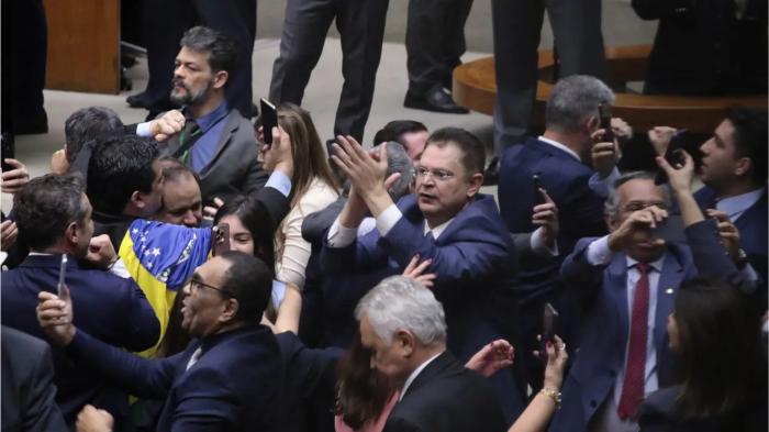 Anistia após 8 de janeiro divide especialistas sobre caminho para a paz política