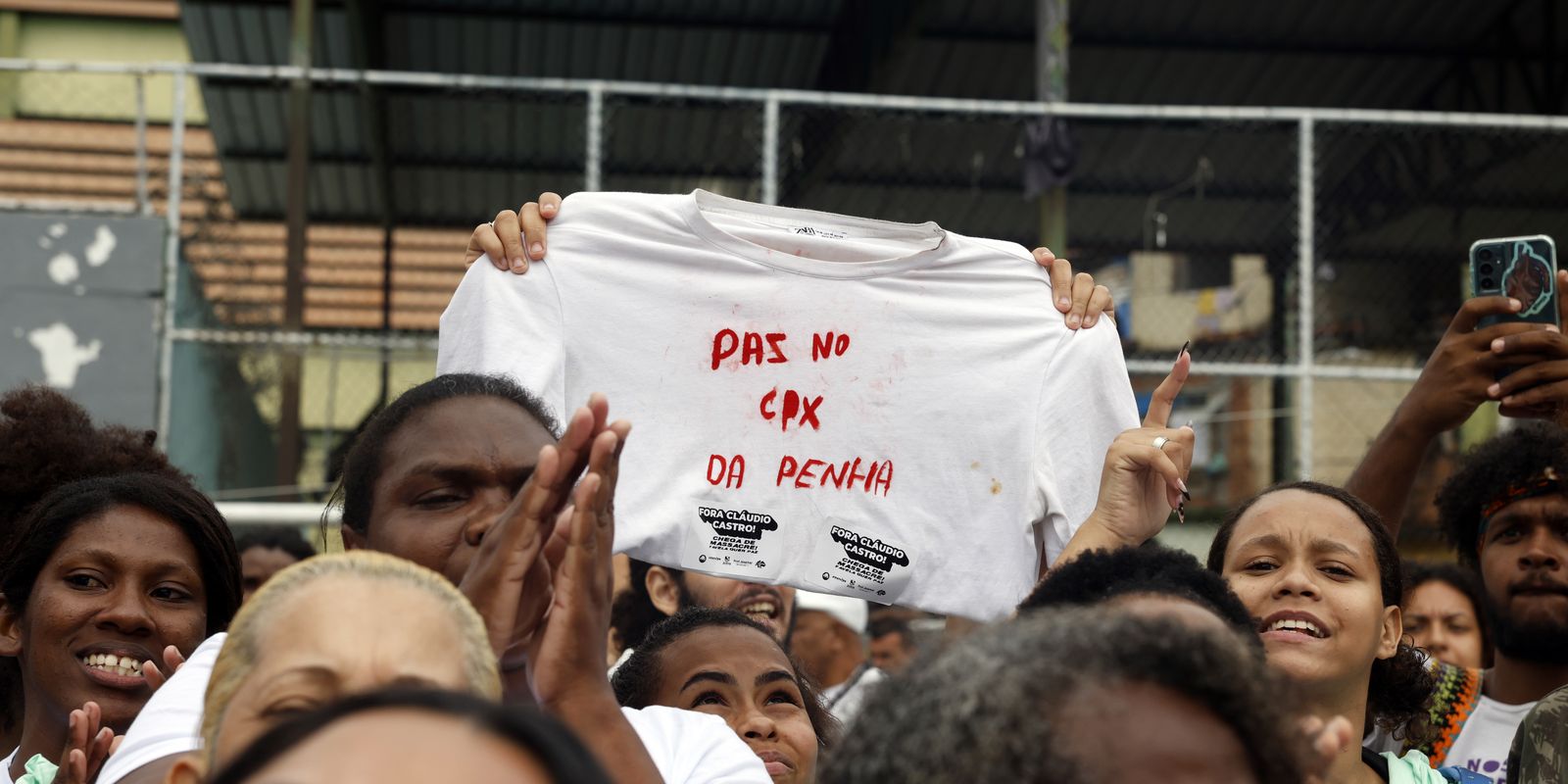 Moradores de favelas protestam no Rio após megaoperação com 121 mortos