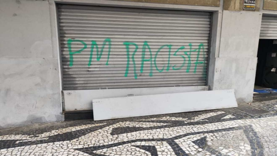 Universitárias são detidas por pichar “PM racista” em loja no Centro de Curitiba