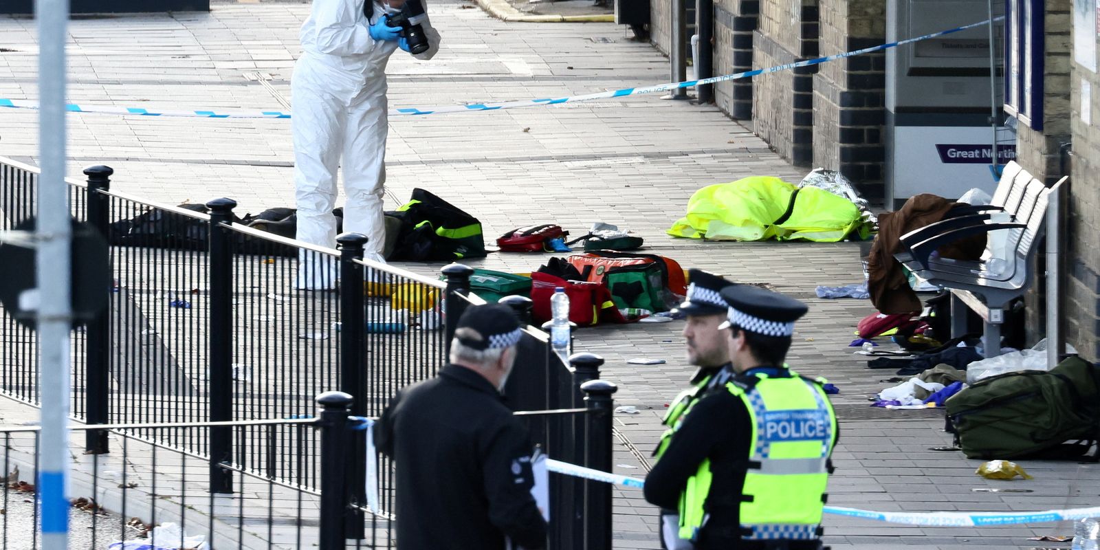 Ataque com faca em trem no Reino Unido deixa 10 feridos graves e causa pânico