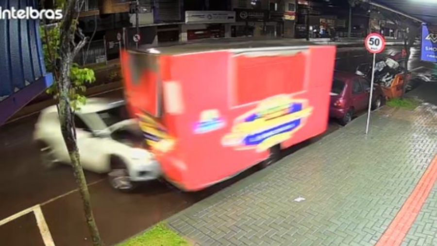 Motorista embriagada perde o controle e destrói trailer de lanches em Cascavel