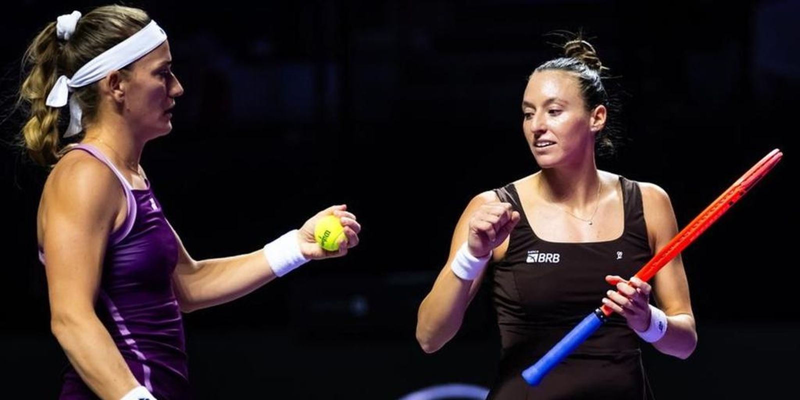 Stefani e Babos vencem russas e se aproximam da semi do WTA Finals