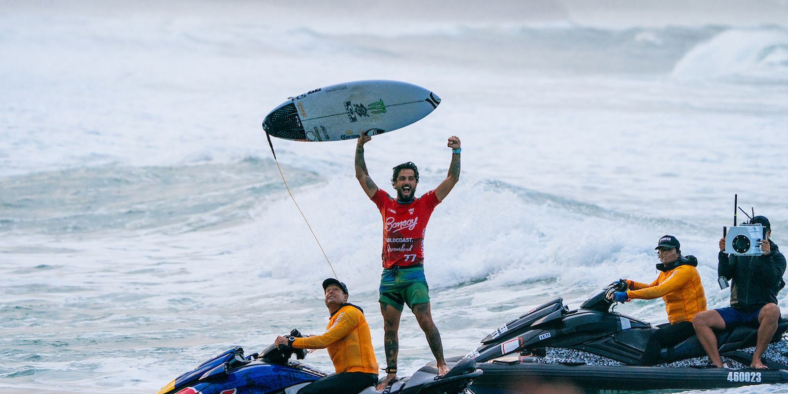 Filipe Toledo brilha e conquista título da etapa de Gold Coast