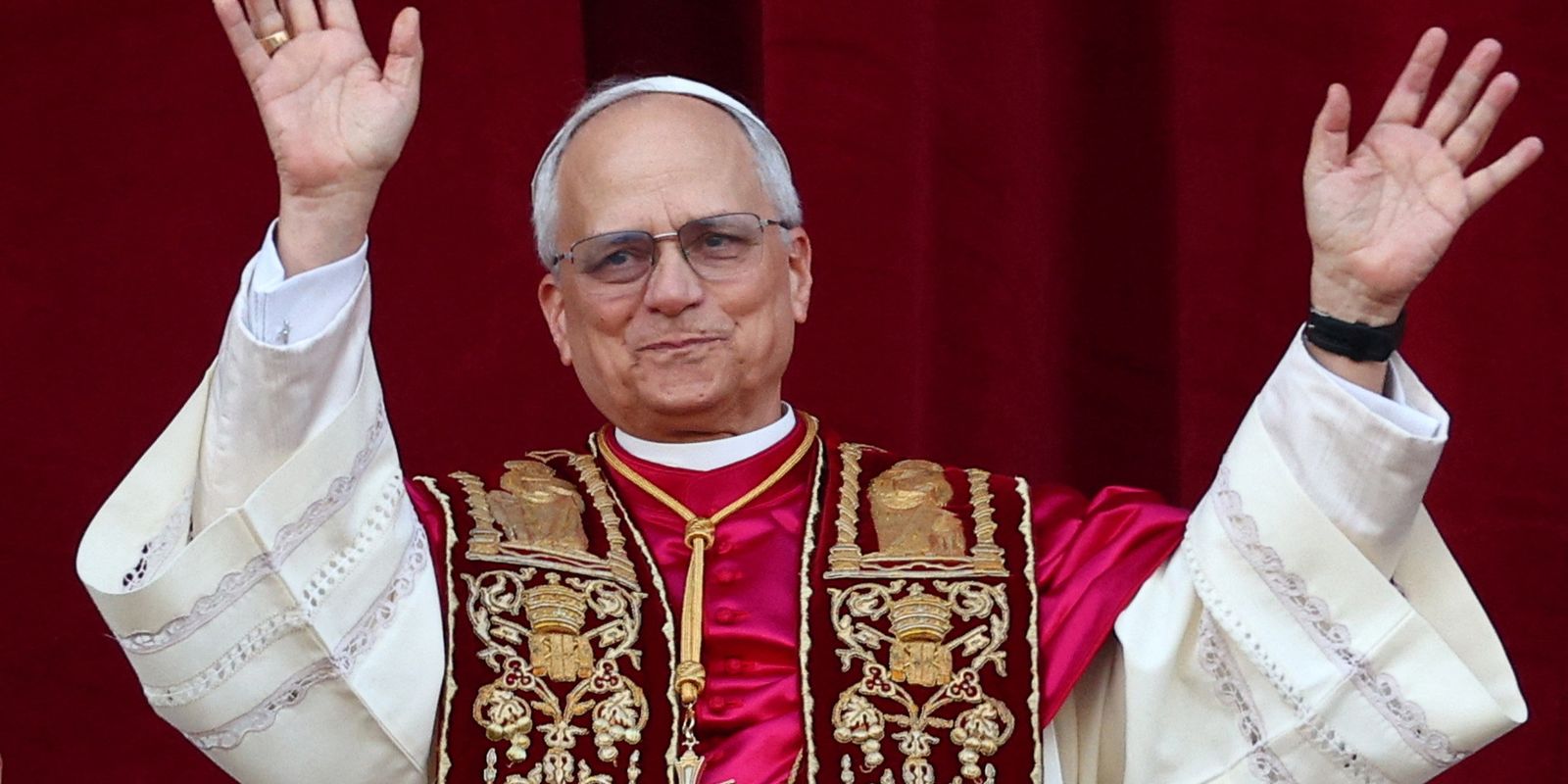Em sua primeira viagem oficial, Papa Leão 14 visita túmulo de Francisco
