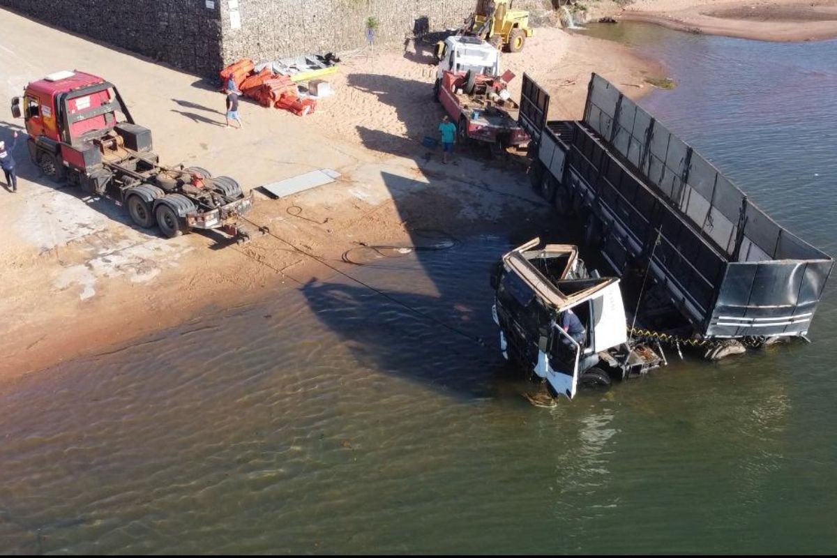 Carreta com 39 toneladas de fertilizante é retirada do Rio Paraná após mais de 80 horas submersa