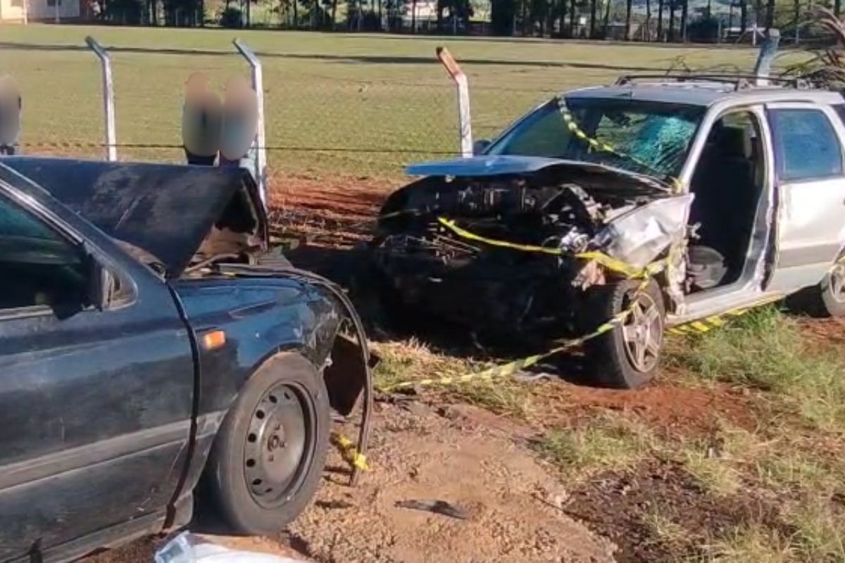 Pai morre e mãe e filhos ficam feridos em acidente entre dois carros no Paraná; uma das crianças foi ejetada do veículo