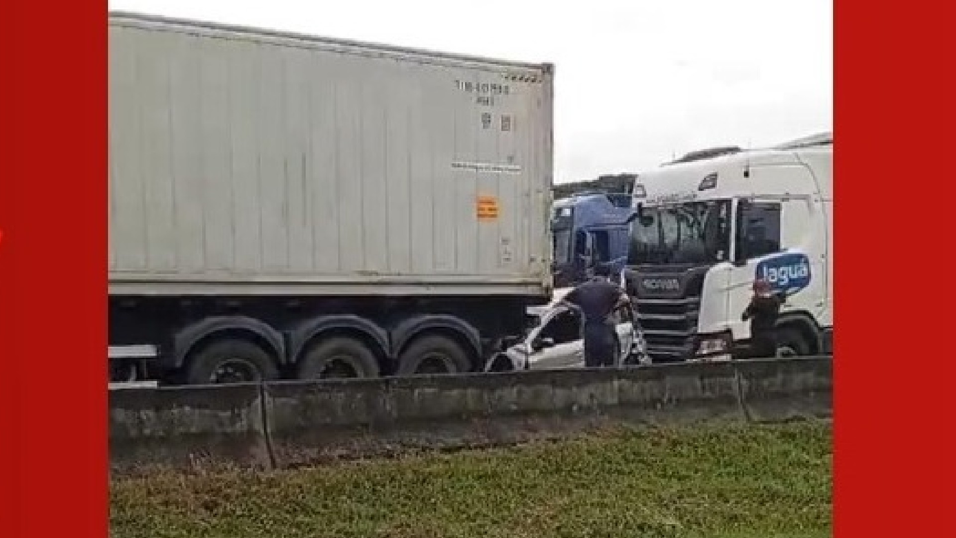Carro é prensado entre caminhões no Contorno Leste e motorista sai ileso