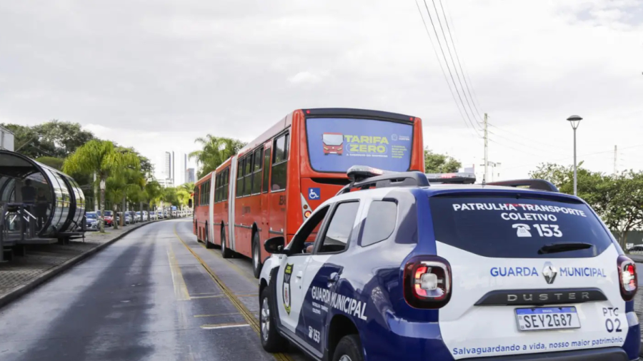 Curitiba lança patrulha especial e multa ciclistas que pegam rabeira