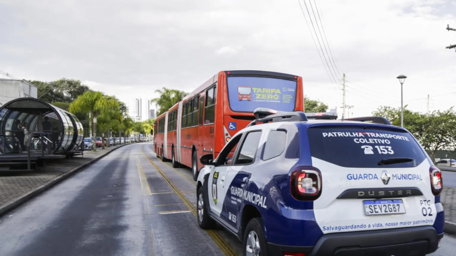 Novo botão em ônibus de Curitiba aciona patrulha contra prática perigosa de rabeira