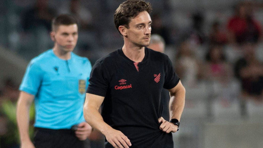 João Correia se compara a Jorge Jesus e Xabi Alonso após críticas no Athletico