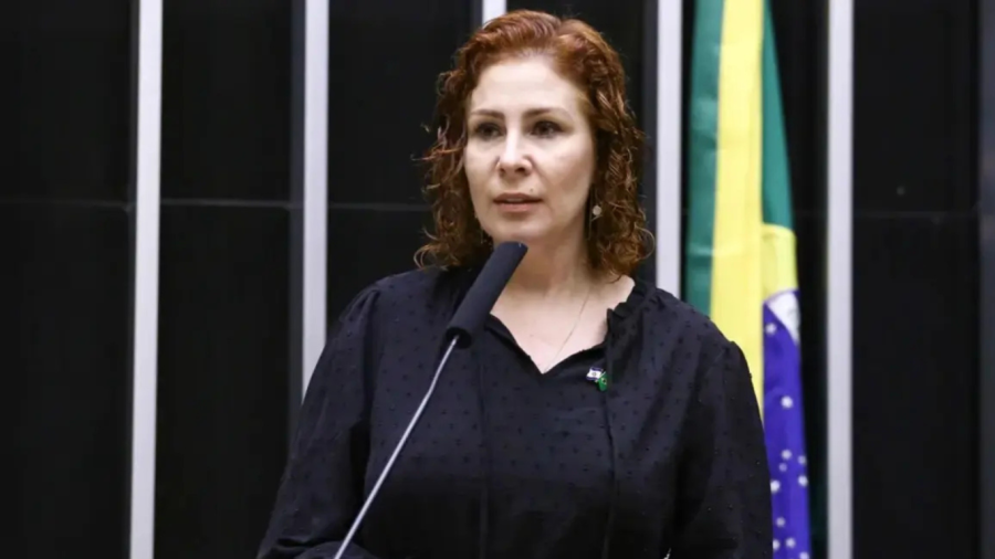 Prisão de Carla Zambelli: STF mantém condenação e Interpol inclui nome da deputada entre foragidos