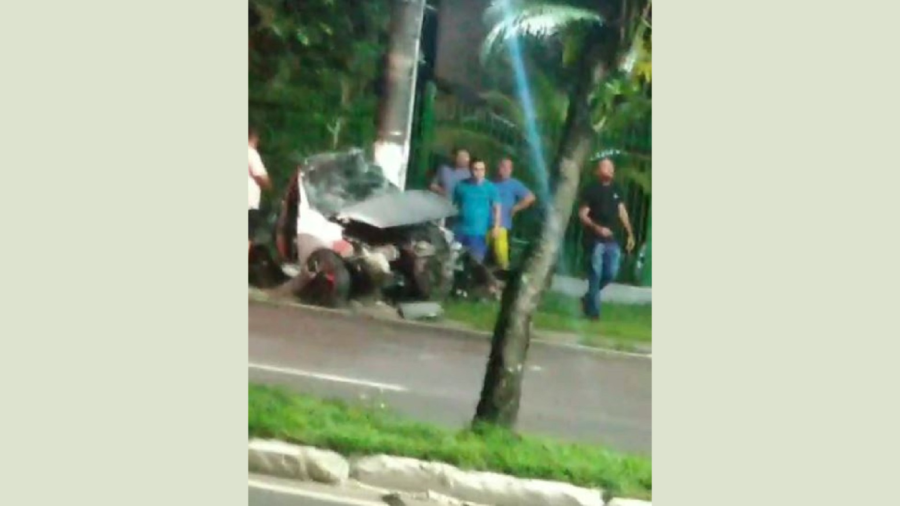 🚨 Carro bate em poste na Avenida Coronel Teixeira e motorista fica preso às ferragens em Manaus