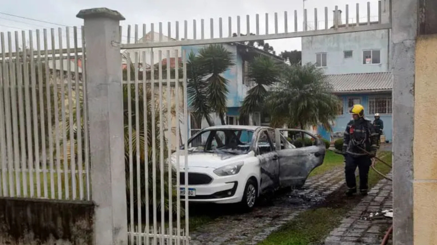 Incêndio criminoso no Portão: jovem usuária de drogas destrói casa e carro da mãe com câncer em Curitiba