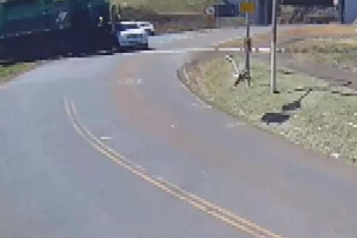 VÍDEO: Quatro pessoas da mesma família sobrevivem após caminhonete em que estavam ser atingida por trem no Paraná