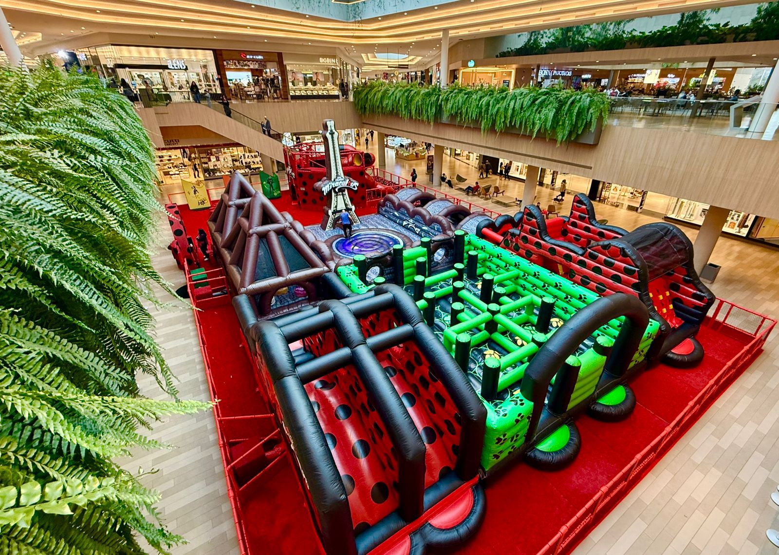 MegaPark Miraculous chega ao Jockey Plaza Shopping com maior circuito inflável indoor da cidade