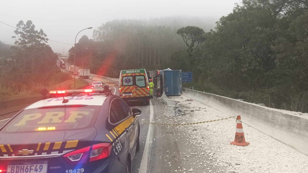 Caminhão tomba e motorista morre após ficar preso embaixo da carroceria na BR-116 em Campina Grande do Sul