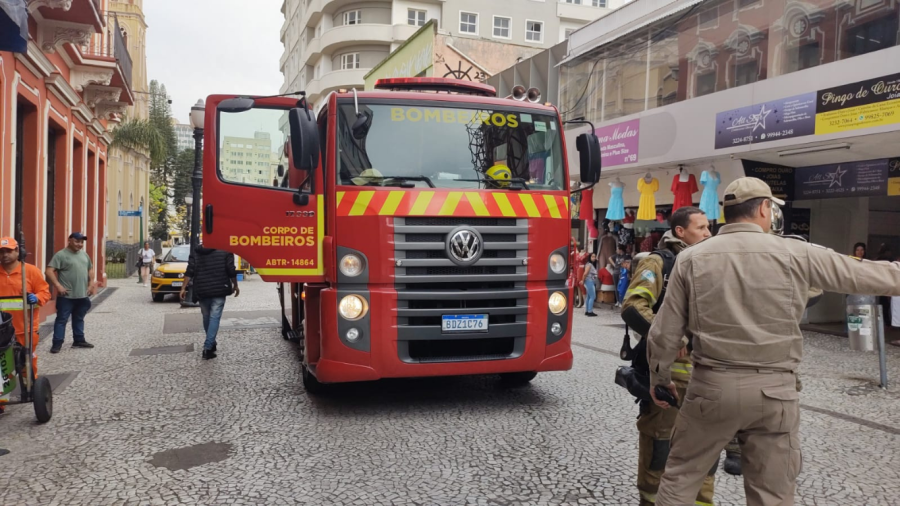 Incêndio no Centro de Curitiba assusta população ao lado da Catedral