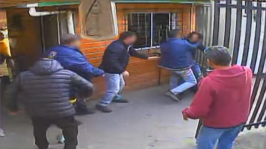 Homem invade empresa com faca para atacar esposa em Fazenda Rio Grande e é contido por colegas dela