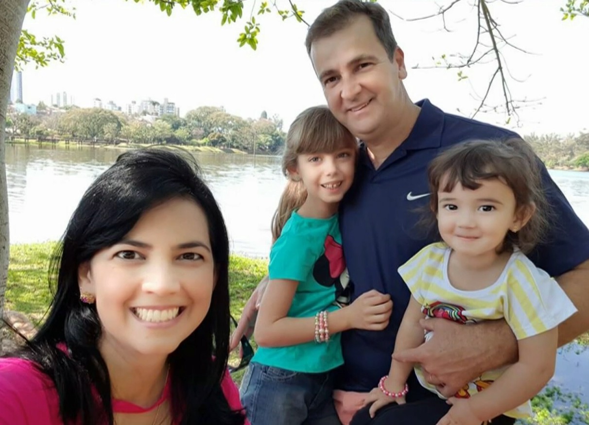 Pai, mãe e filhas morrem ao voltar para casa e motorista que causou acidente sai do fórum preso após julgamento, no Paraná