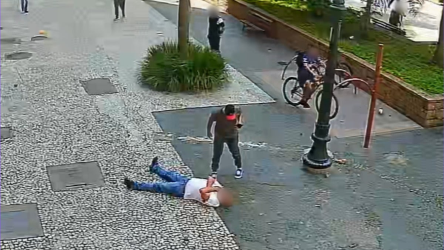Homem desmaia ao ser atacado pela gangue da correntinha na Praça Zacarias em Curitiba