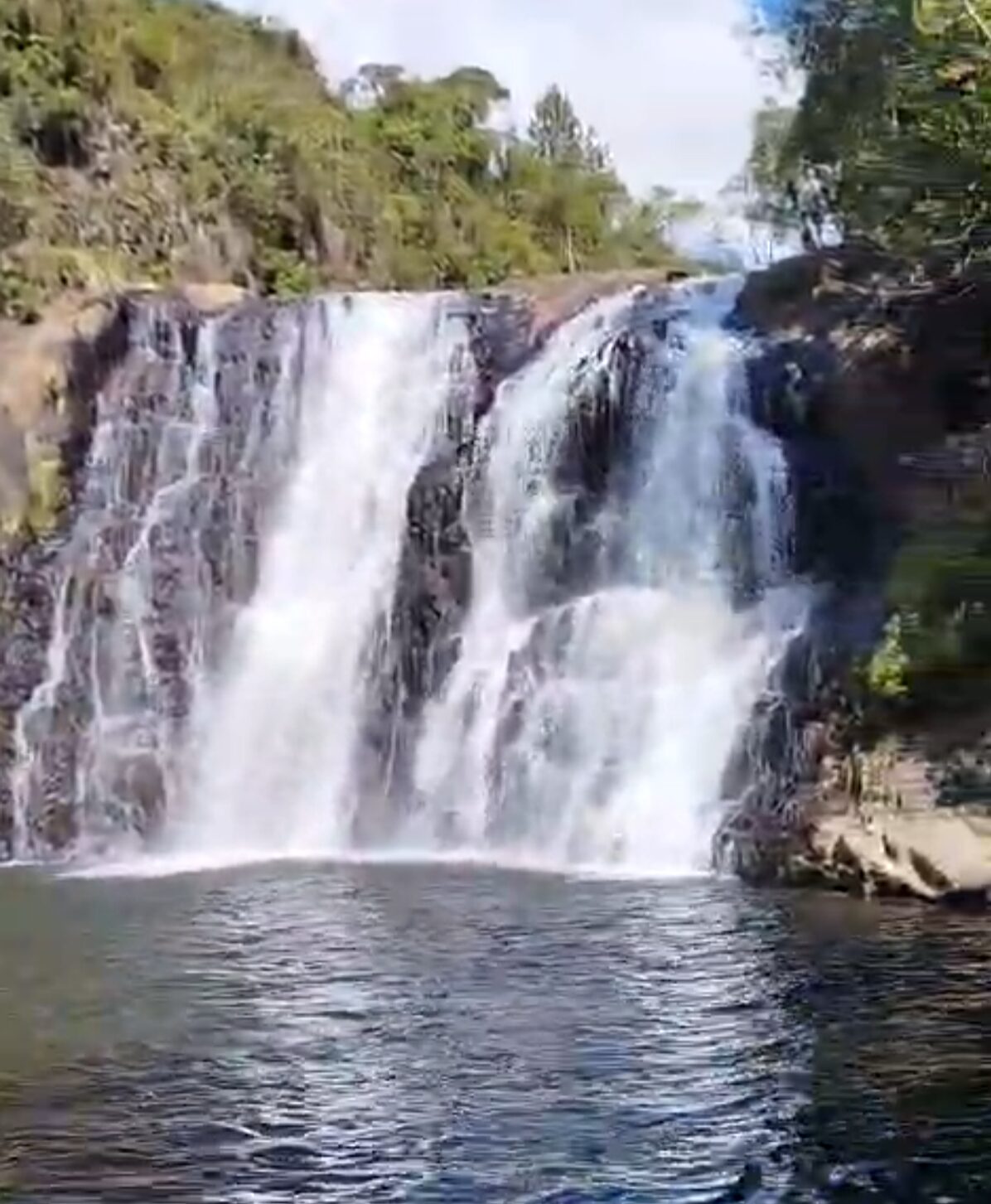 Cachoeira em Tijucas do Sul onde jovem de 18 anos desapareceu após entrar na água.