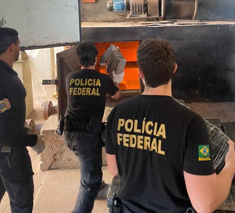 PF destrói mais de 10 toneladas de drogas em Guaíra, no Paraná